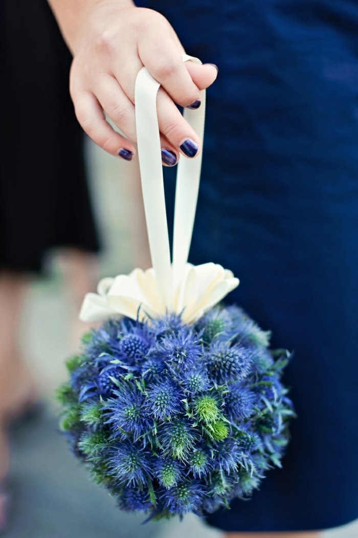 fleurs mariage surprenantes bouquet-boule-chardon-bleu