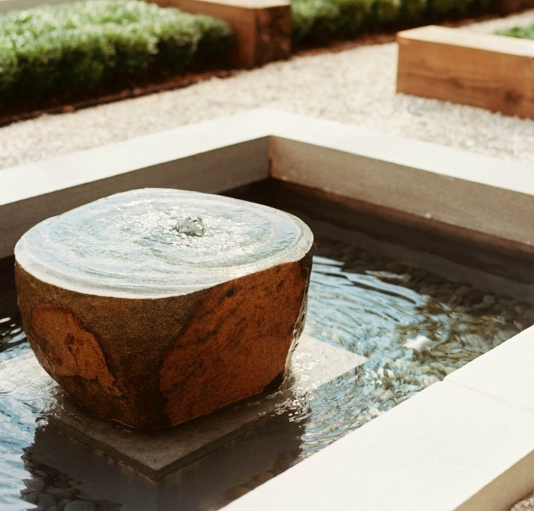 fontaine-jadin-pierre-bassin-pierre-galets fontaine de jardin