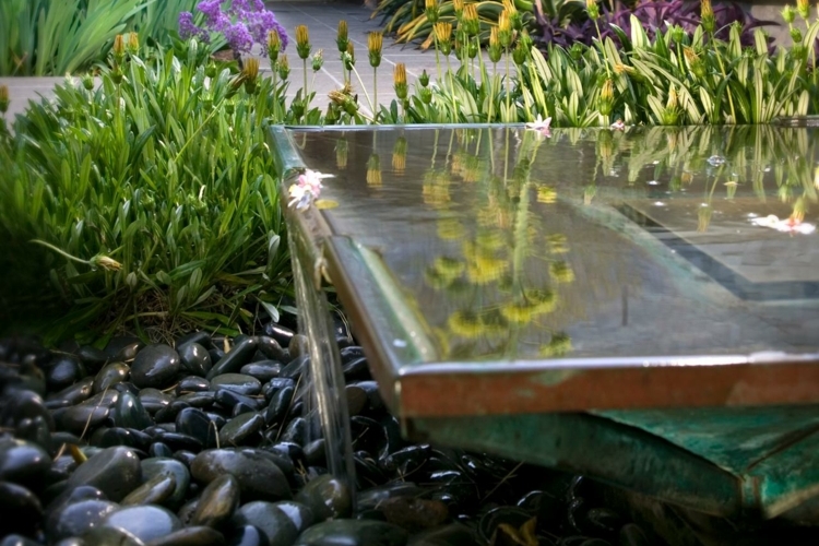fontaine-moderne-galets-plantes-succulentes1