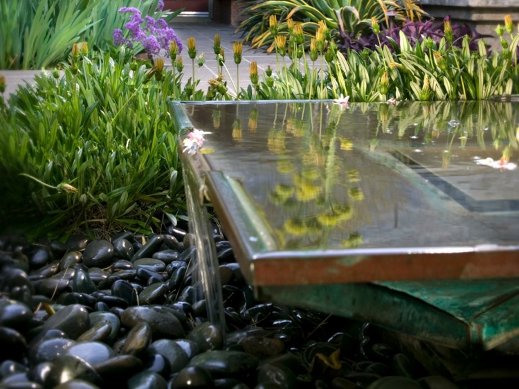fontaine-moderne-galets-plantes-succulentes1 fontaine de jardin