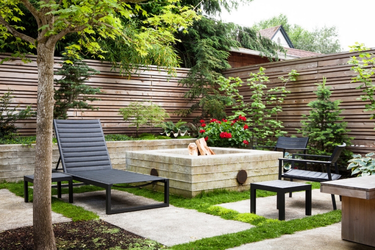 foyer-extérieur-carré-jardin-moderne-clôture-bois