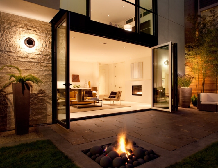 foyer-extérieur-gaz-moderne-encastré-terrasse-pierre