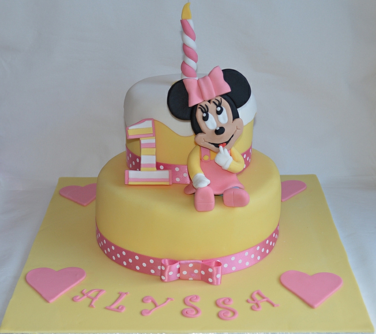 gateau-anniversaire-thematique-bébé-fille-Minnie-Mouse-coeurs