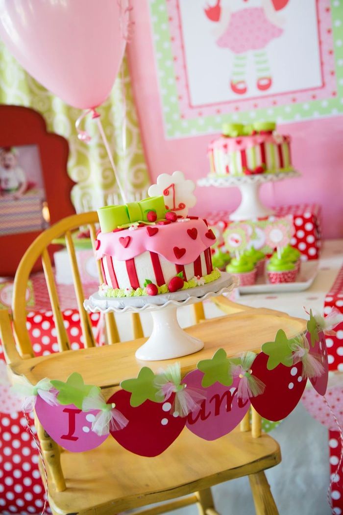 gateau-anniversaire-thematique-bébé-fille-fraises-ruban-vert-ballons