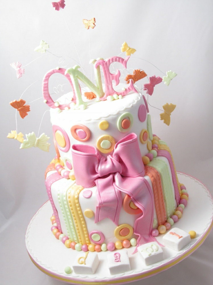 gateau-anniversaire-thematique-bébé-fille-ruban-rose-papillons-perles