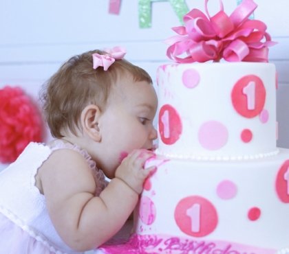 gateau-anniversaire-thematique-bébé-fille-ruban-rose-pois-perles