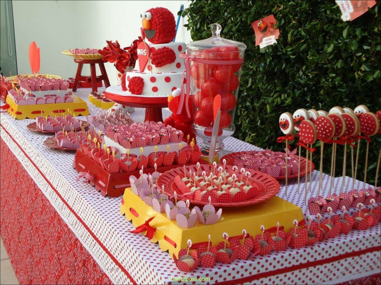gateau-anniversaire-thematique-bébé-garçon-Elmo-sucreries-rouge