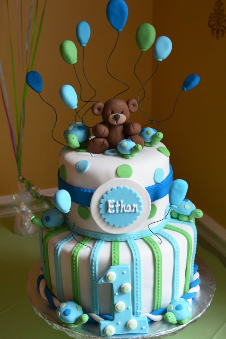 gateau-anniversaire-thematique-bébé-garçon-ourson-ballons-vert-bleu