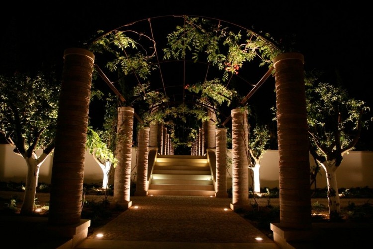 grande-allée-jardin-spots-extérieurs-LED-accentuer-colonnes