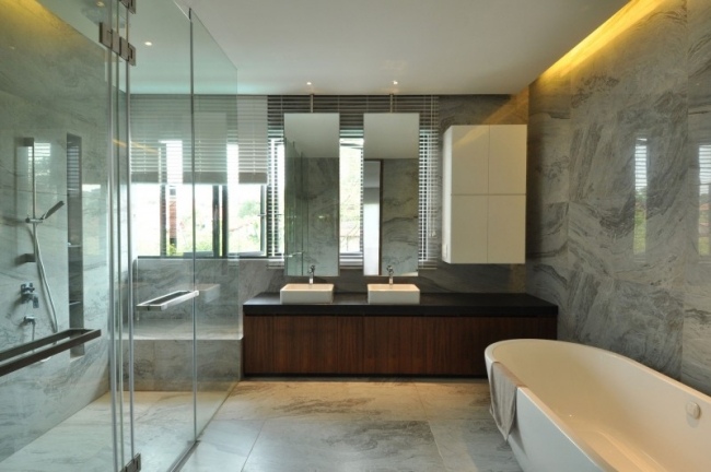 grande-salle-bain-moderne-sol-murs-marbre-mobilier-bois