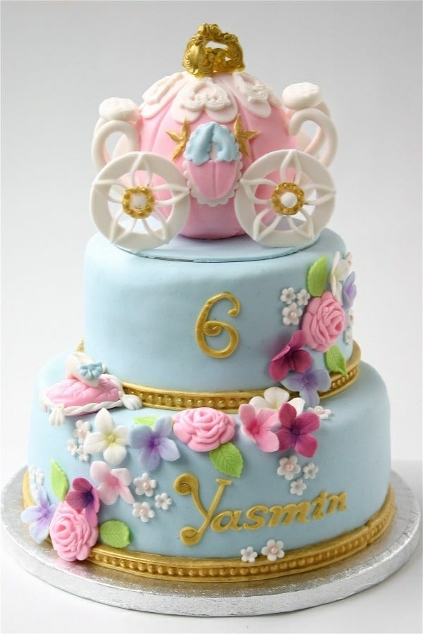 gâteau-anniversaire-original-2-étages-fille-carrosse-Cendrillon