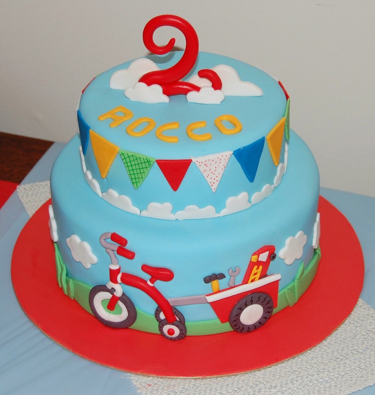 gâteau-anniversaire-original-2-étages-garçon-bleu-ciel