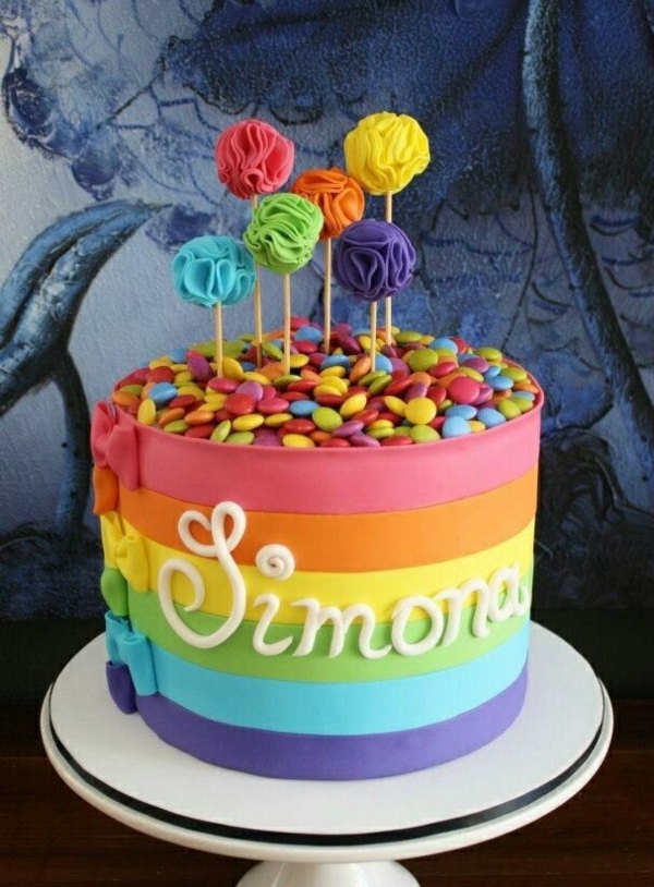 gâteau-anniversaire-original-arc-en-ciel-sucettes-bonbons