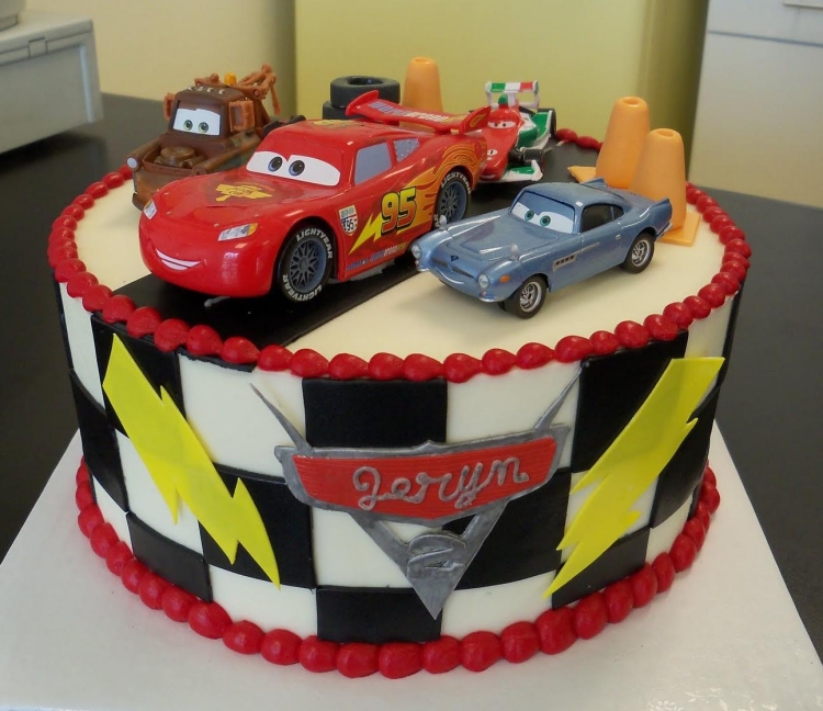gâteau anniversaire original garçon Cars-vraies-voitures