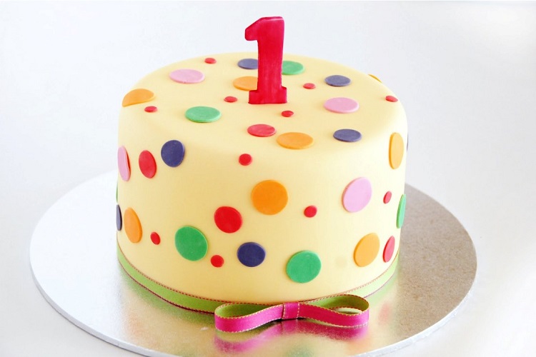 gâteau-anniversaire-original-pois-multicolores-fille-1-an