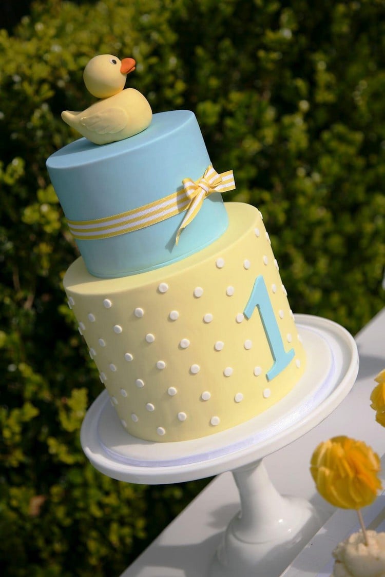 gâteau d’anniversaire thématique -bebe-fille-gateau-bleu-jaune-pastel-caneton