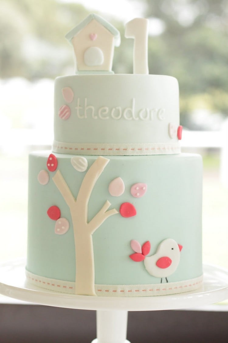 gâteau d’anniversaire thématique -bebe-fille-gateau-bleu-pale-motif-oiseau