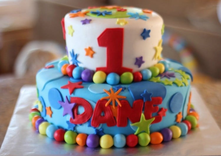 gâteau d’anniversaire thématique -bebe-garcon-motif-etoiles-multicolores