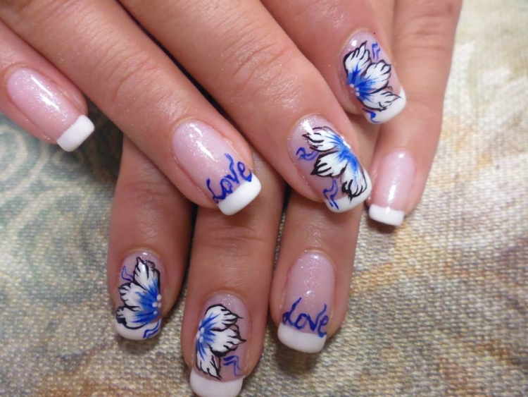idee-deco-ongles-ete-French-manicure-fleurs