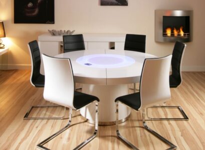 idee-table-ronde-blanche-chaises-revetement-sol-parquet-stratifie