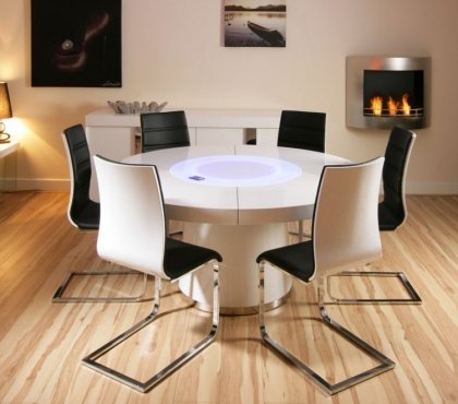 idee-table-ronde-blanche-chaises-revetement-sol-parquet-stratifie