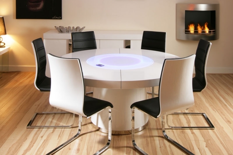 idee-table-ronde-blanche-chaises-revetement-sol-parquet-stratifie