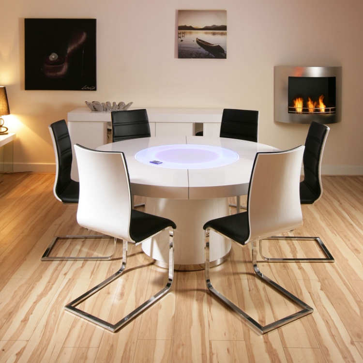 idee-table-ronde-blanche-chaises-revetement-sol-parquet-stratifie