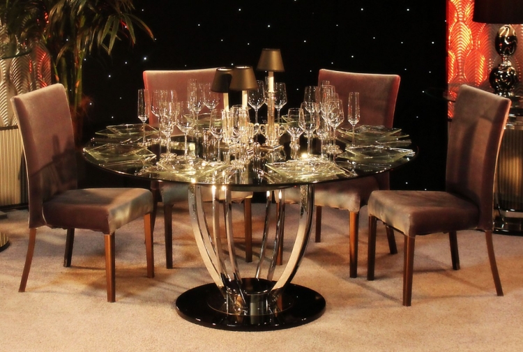 idee-table-ronde-chaises-marron-plateau-verre
