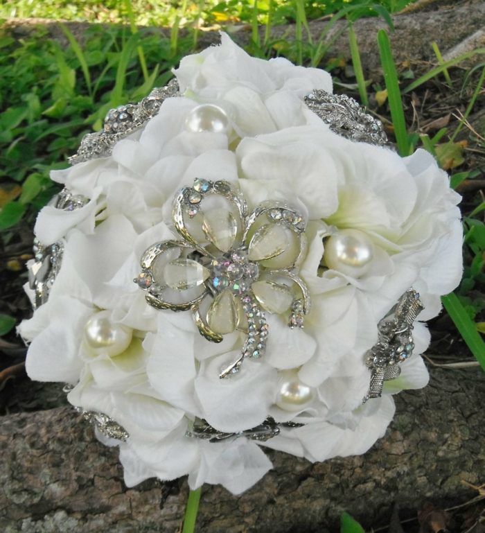 idée-bouquet-mariée-fleurs-tissu-bijoux-perles