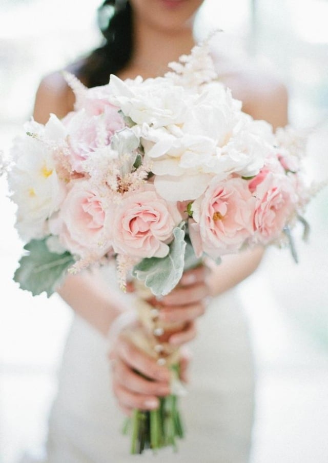 idée-bouquet-mariée-romantique-blanc-rose-pâle