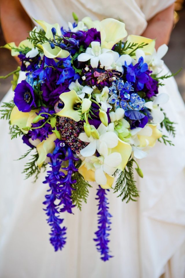 idée-bouquet-mariée-rond-chute-blanc-bleur-violet