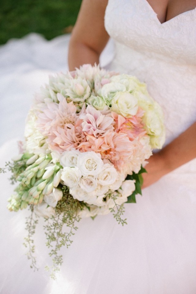 idée-bouquet-mariée-rond-chute-fleurs-couleurs-pastel