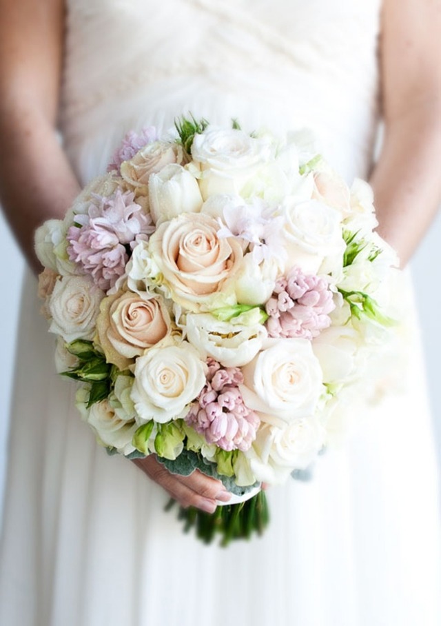 idée-bouquet-mariée-rond-élégant-couleurs-pâles-douces