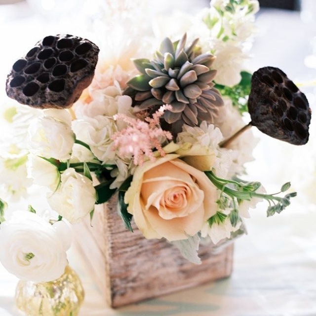idée-centre-table-mariage-bac-bois-plante-succulente-roses