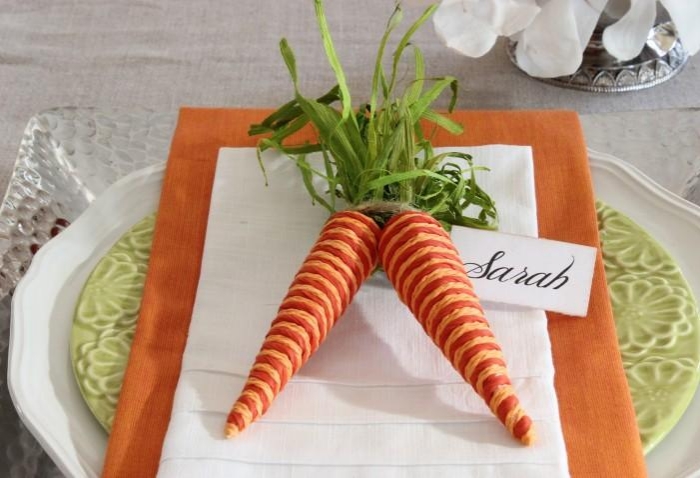 idée-déco-Pâques-marque-place-carottes-cordon-papier