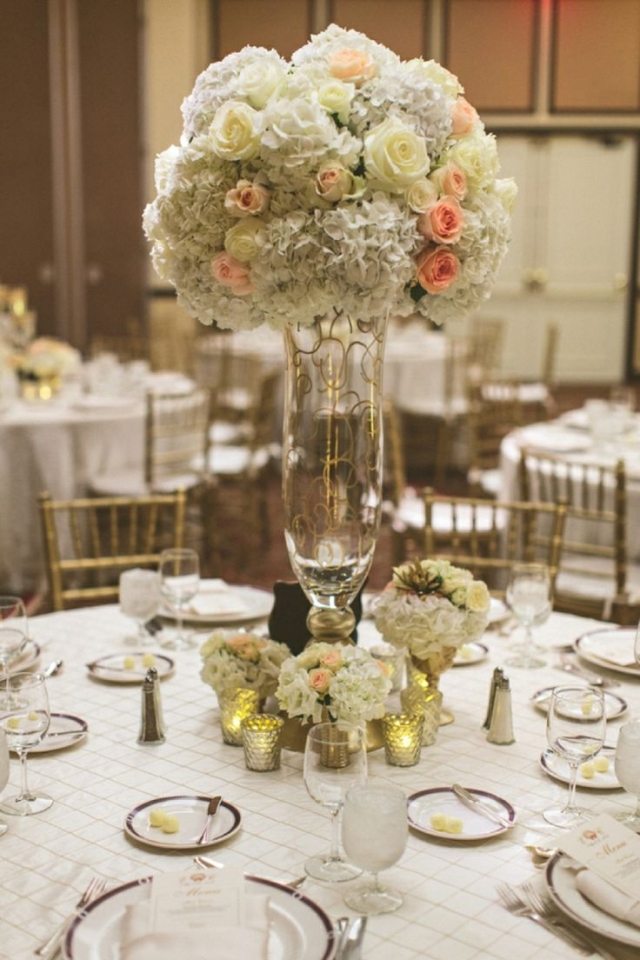 idée-déco-centre-table-mariage-ronde-hauteur-hortensias-roses