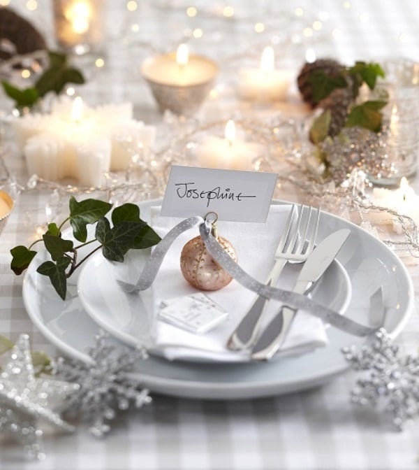 idée décoration-table-Noel-marque-place-boule-lierre