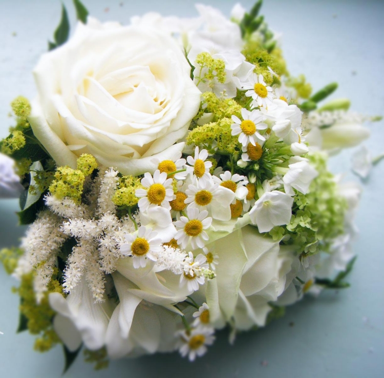 idée fleurs mariage été roses-blanches-pâquerettes
