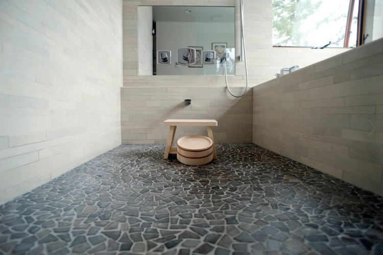 idée-salle-bains-minimaliste-sol-pierre-parment-mural-assorti