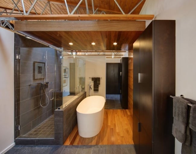idées-design-salle-bain-moderne-douche-baignoire-îlot