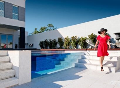 jardin-avec-piscine-mur-verre-escalier-deco-interieure