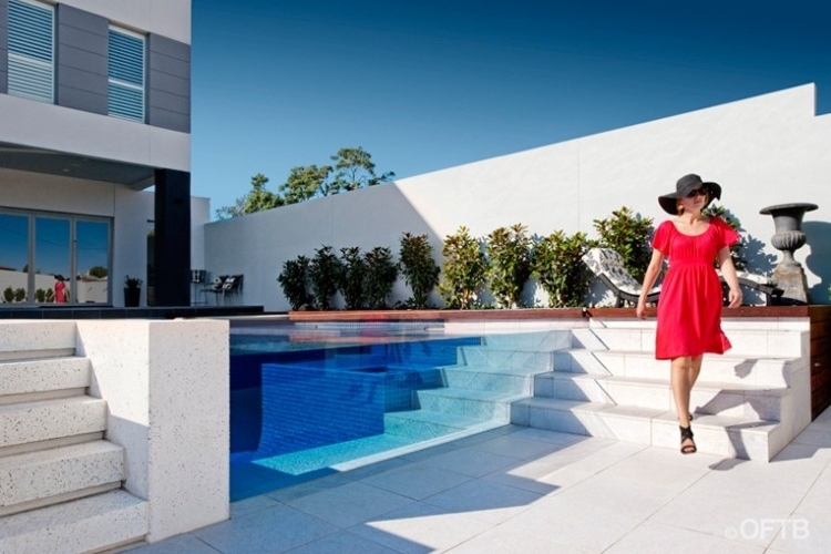 jardin-avec-piscine-mur-verre-escalier-deco-interieure