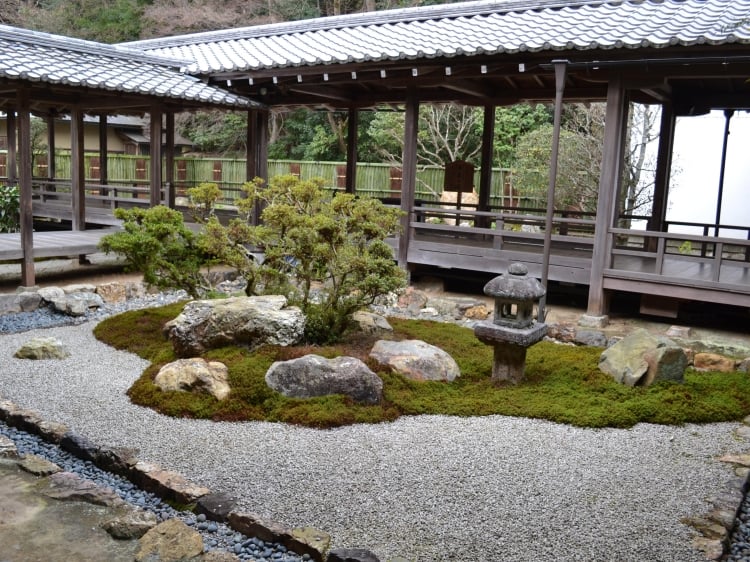 jardin japonais zen bonsaï roches-lanterne-pierre