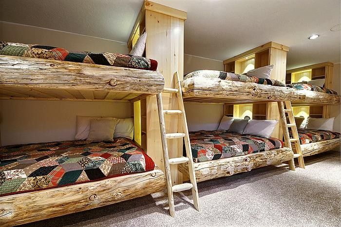 lits-superposés-bois-massif-échelles-étagères