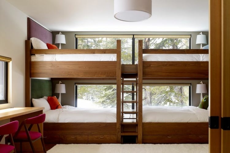 lits-superposés-bois-échelle-tiroirs-lampes-bureau-chaises