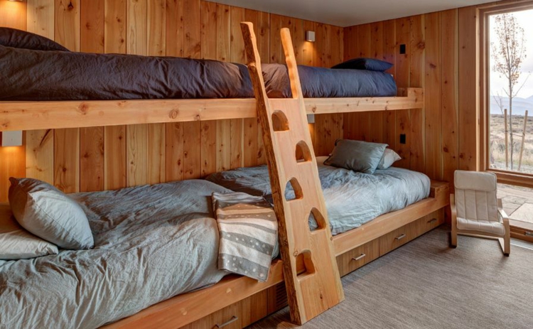 lits-superposés-échelle-bois-tiroirs-fauteuil