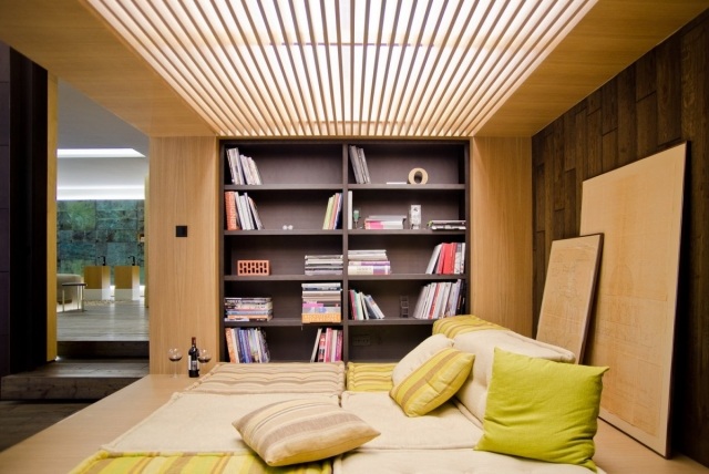 loft-deco-industriel-chambre-coucher-plafond-lattes-bibliothèque