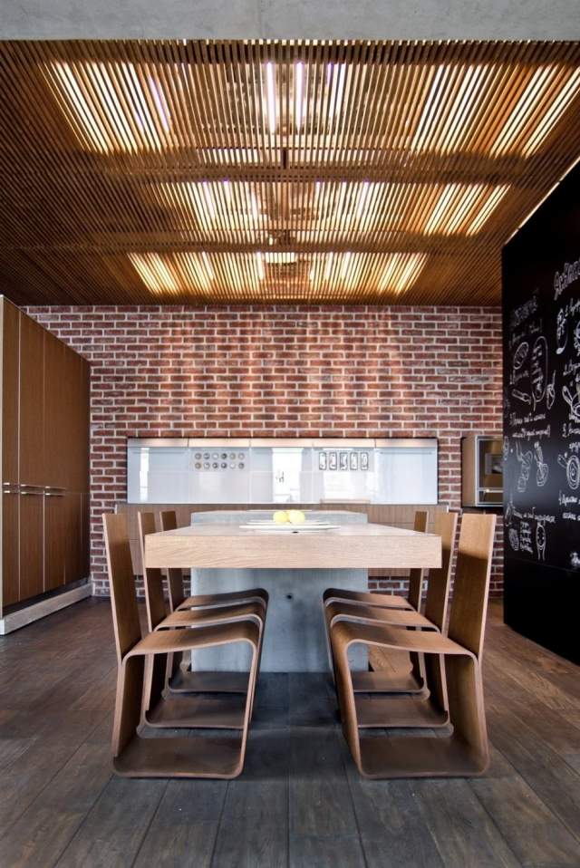 loft-deco-industriel-mur-brique-exposé-mobilier-bois déco industrielle