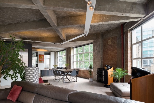 loft-deco-industriel-plafond-béton-murs-brique-exposé-plan-ouvert