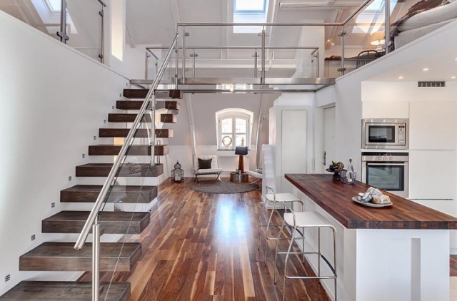loft-deco-industriel-plan-ouvert-escalier-parquet-cuisine